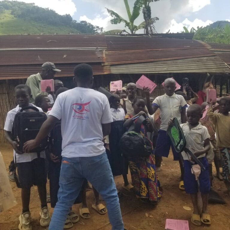 Sud-Kivu : La Prunelle RDC, l’ARPJ et PECA-HFL offrent des fournitures scolaires aux enfants pygmées déplacés à Bunyakiri