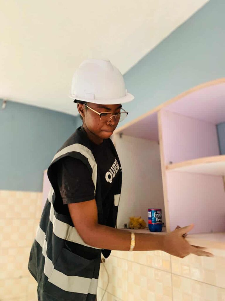 Deborah Kwezi, la jeune artisane qui redéfinit le bois à Goma