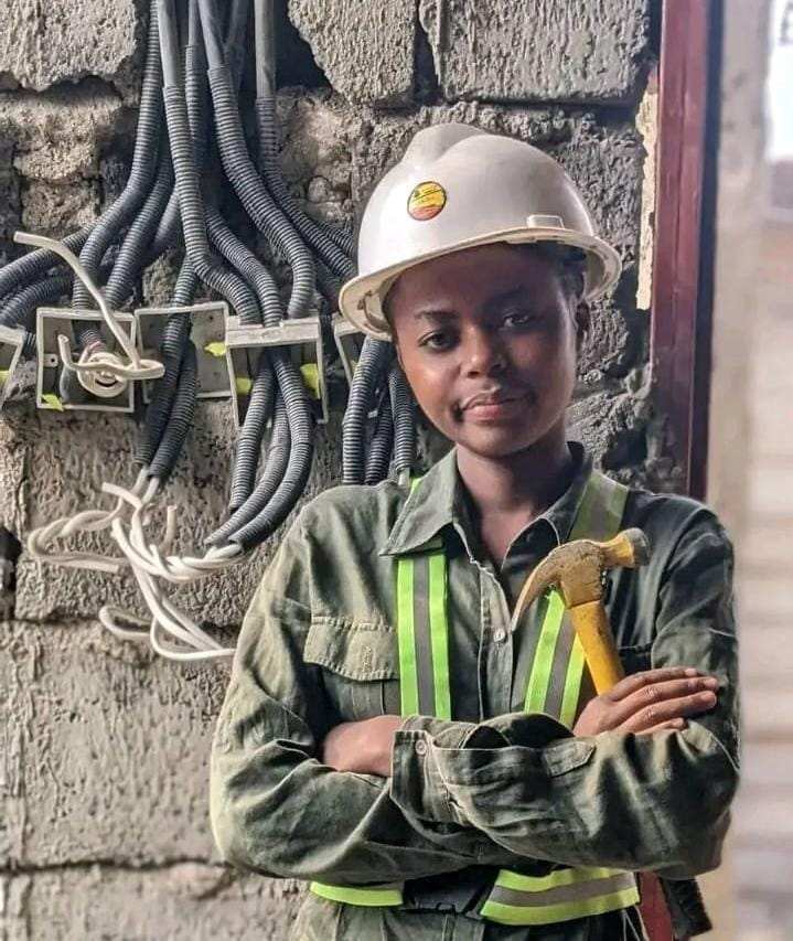 Rusi Benimana Célestine : l’électricienne qui défie les normes et rêve d’un centre pour former les femmes